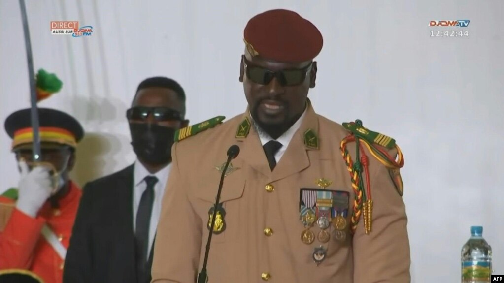 Le chef de la junte en Guinée, le colonel Mamady Doumbouya, a prêté serment vendredi à Conakry, en Guinée, le 1er octobre 2021.