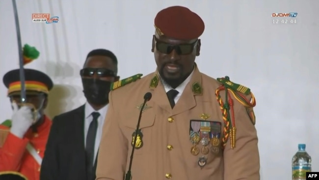 Le chef de la junte en Guinée, le colonel Mamady Doumbouya, a prêté serment vendredi à Conakry, en Guinée, le 1er octobre 2021.