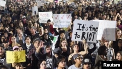 Manifestasyon Anti-Trump nan Oakland, California, U.S.A., 9 Nov. 2016.