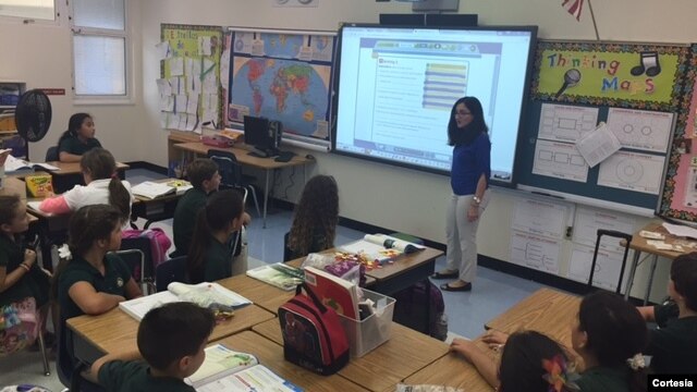Niños y niñas comparten la enseñanza en la clase de la maestra Zoe Morales