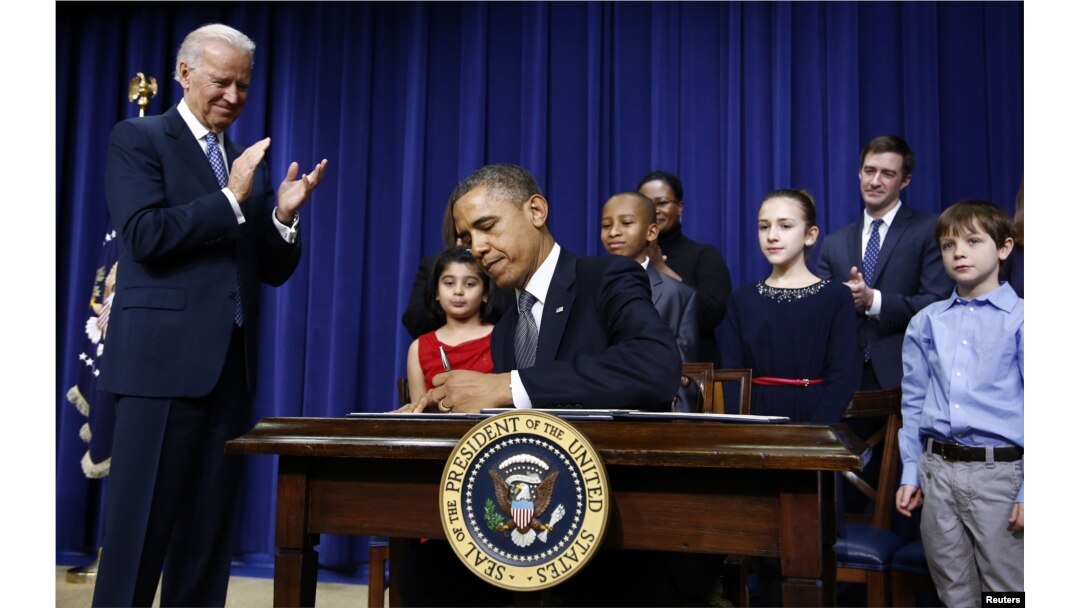 Presiden AS Barack Obama menandatangani perintah eksekutif mengenai kekerasan bersenjata di Gedung Putih, Washington, 2013.