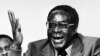 Robert Mugabe, co-leader des forces de la guérilla du Front patriotique, lors d&#39;une conférence de presse à Londres. Joshua Nkomo et lui avaient conclu un accord à Lancaster House et un cessez-le-fe, le 19 décembre 1979.