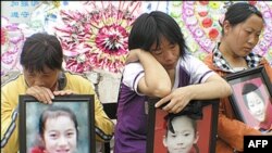 《劫后天府泪纵横》纪录片中死难学生照片