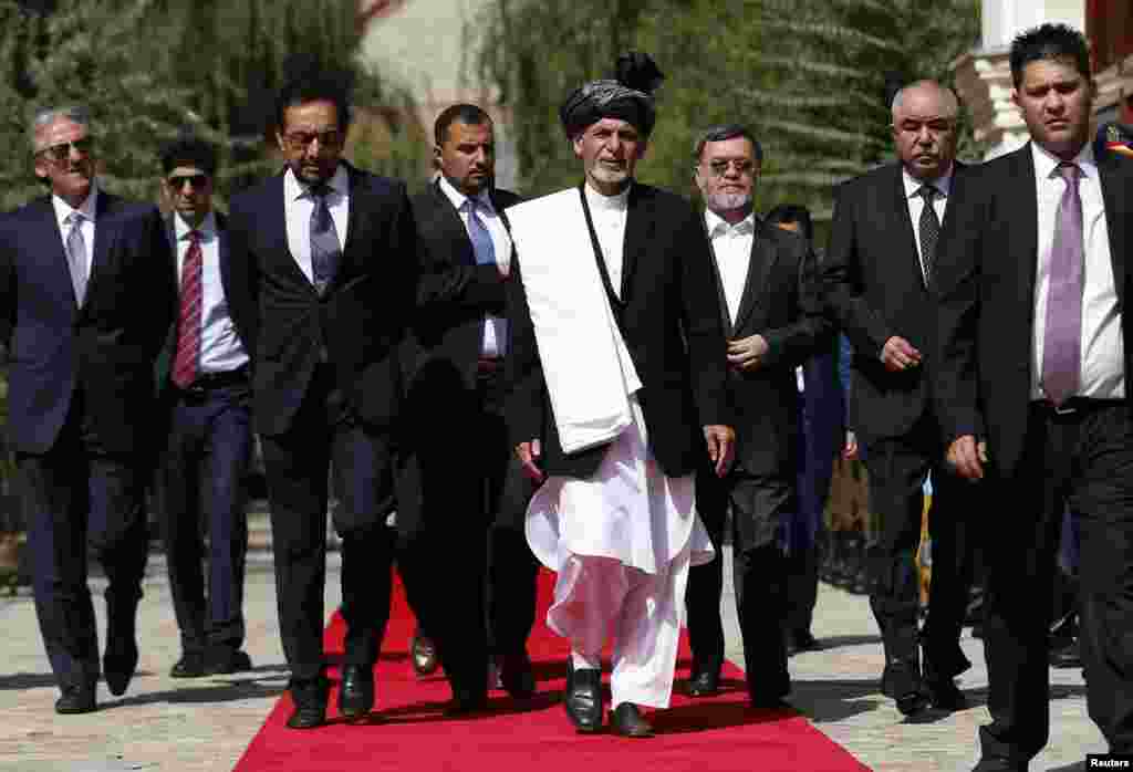Ashraf G&#39;ani( markazda) prezidentlikni qabul qilib olish marosimiga kelmoqda, 29-sentabr, 2014-yil. 