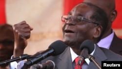 លោក Robert Mugabe ​ ប្រធានាធិបតី​ប្រទេស​ស៊ីមបាវ៉េ​ថ្លែង​ទៅ​កាន់​អ្នក​គាំទ្រ​នៅ​ព្រលាន​យន្តហោះ Harare International Airport ប្រទេស​ស៊ីមបាវ៉េ កាលពី​ថ្ងៃទី២៤ ខែកញ្ញា​ ឆ្នាំ២០១៦។