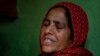 Ibu siswa Kashmir Inayat Altaf Sheikh, yang ditangkap di bawah hasutan dan tuduhan lain di Uttar Pradesh karena memposting pesan ucapan selamat untuk mendukung tim kriket Pakistan, menangis tersedu-sedu di rumahnya. (Foto: VOA)