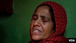 Mother of Kashmiri student Inayat Altaf Sheikh, who was arrested under sedition and other charges in Uttar Pradesh for posting congratulatory messages in support of Pakistani cricket team, breaks down into tears. (VOA/Faisal Bashir)