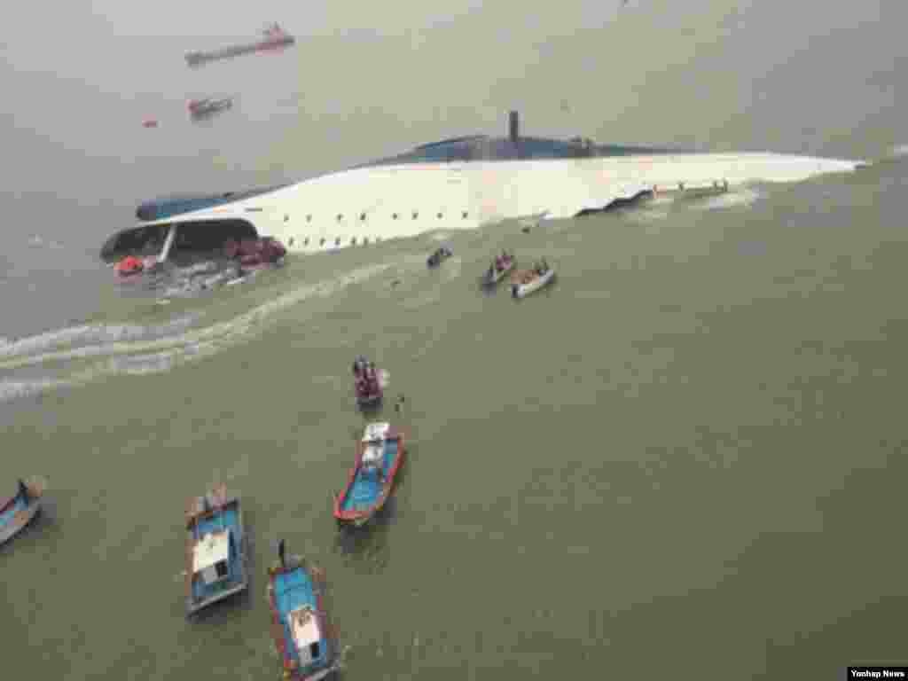 16일 한국 전남 진도 해역에서 여객선 세월호가 침몰하고 있다. 