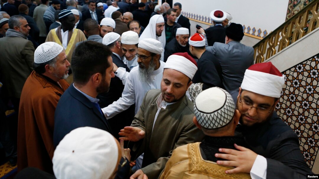 Muslim Australia berpelukan usai shalat Idul Fitri di masjid Lakemba, pinggiran Sydney (foto: dok).
