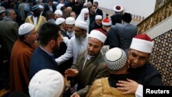 Muslim Australia berpelukan usai shalat Idul Fitri di masjid Lakemba, pinggiran Sydney (foto: dok).