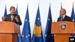 Evropski komesar Johanes Han i premijer Kosova Isa Mustafa tokom konferencije za novinare u Prištini