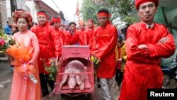 Lễ hội chém lợn ở Bắc Ninh vẫn diễn ra bất chấp làn sóng phẫn nộ lên án về tính dã man của hủ tục này đã khiến sự phản đối càng gia tăng mạnh mẽ.
