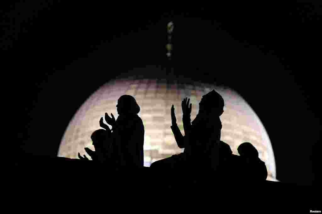 예루살렘 구시가지에서&nbsp;코란 선포의 밤의 맞아 무슬림 여성들이 &#39;바위의 돔&#39; 앞에서 예배를 드리고 있다.&nbsp;