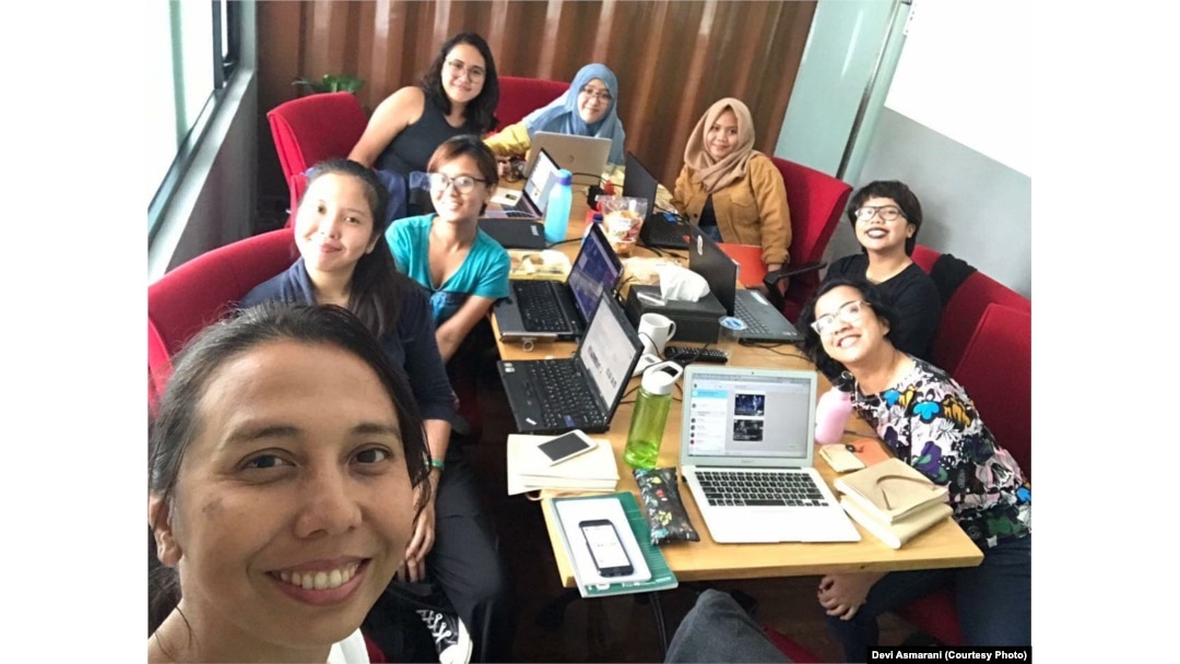Devi Asmarani (kiri depan) dan co founder Hera Diani (kanan depan) rapat redaksi bersama staf Magdalene.co.(Foto: Devi Asmarani)