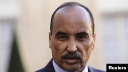 Mauritania's President Mohamed Ould Abdel Aziz listens to French President as they speak to journalists after a meeting at the Elysee Palace in Paris, November 20, 2012. 