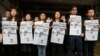 2月27日香港明报编辑部员工在明报大楼外举行抗议