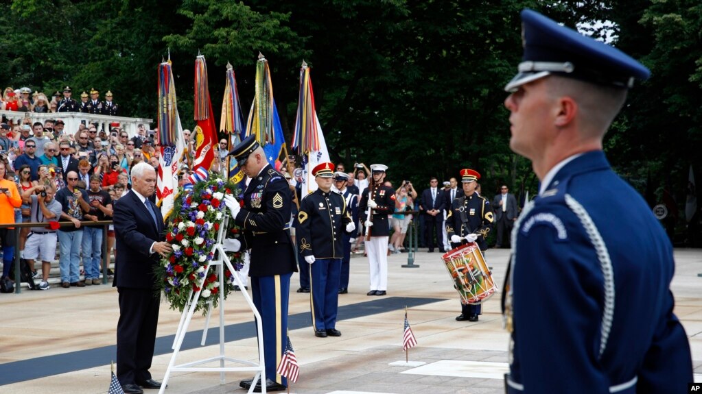 Майк Пенс участвует в мемориальной церемонии на Арлингтонском кладбище. 27 мая 2019 г. 