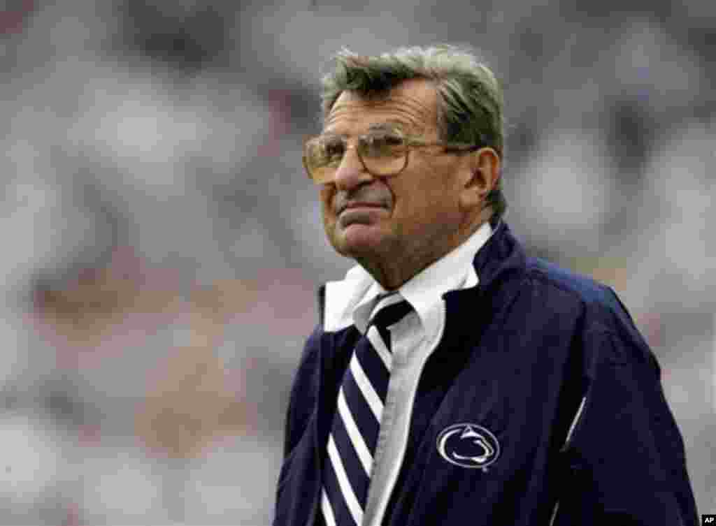 Penn State coach Joe Paterno watches the college football game against Youngstown State from the side lines in State College, Pa., September 16, 2006. (AP)