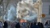 Petugas Padamkan Kebakaran Akibat Ulah Unjuk Rasa di Sarajevo
