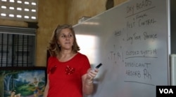 Julia Brennan, an American textile conservation expert, leads training on basic textile conservation to Cambodian cultural heritage conservators at Tuol Sleng Genocide Museum, in Phnom Penh. (T.Soksreinith/VOA)