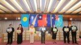台湾外交部官员与马绍尔群岛、帕劳、图瓦卢及瑙鲁駐台大使2020年4月15日在台湾捐赠医疗物资仪式上合影。(台湾外交部网站)