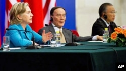 US Secretary of State Hillary Clinton speaks alongside Chinese Vice-Premier Wang Qishan (C) and Chinese State Councilor Dai Bingguo (R) during a signing ceremony in Beijing, 25 May 2010