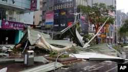 Delovi krova jedne od zgrada u Tajpeiju posle naleta tajfuna Sudelor 