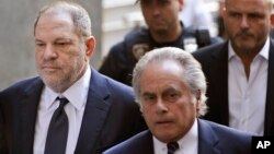 Harvey Weinstein (kiri) tiba di pengadilan New York, didampingi pengacaranya, Selasa (5/6). 