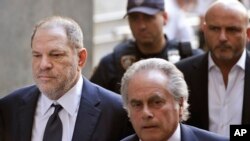 Harvey Weinstein, à gauche, arrive au tribunal à New York, le 5 juin 2018.