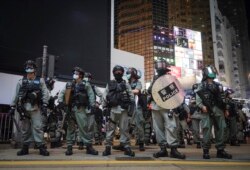 Polisi anti huru hara Hong Kong berjaga saat berlangsungnya aksi protes di Causeway Bay, Hong Kong, Jumat, 12 Juni 2020.