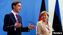 German Chancellor Angela Merkel (R) and Estonia's Prime Minister Taavi Roivas attend a news conference after talks at the Chancellery in Berlin, June 20, 2014.