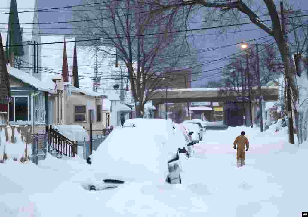 Un homme marche le long d&#39;une rue couverte de neige, jeudi 20 novembre 2014, à Buffalo, NY.