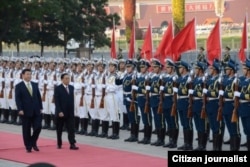 2013年9月习近平主席和到访的老挝国家主席朱马利·赛雅颂检阅仪仗队
