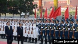 老挝国家主席朱馬利·賽雅貢（前排左二）访问中国。左一是中国国家主席习近平（资料照片）