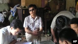 Foto ini dirilis oleh para pendukung setia aktivis tunanetra Chen Guangcheng (tengah) (Foto: dok). Chen yang dijatuhi hukuman penjara rumah, dikabarkan melarikan diri 