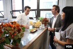 Gramercy Tavern sous chef Kyle Goldstein with attendees at the Food Loves Tech event in Brooklyn, Nov. 3, 2017. (T. Trinh/VOA)