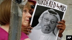 La gente sostiene carteles durante una protesta en la Embajada de Arabia Saudita en Washington sobre la desaparición del periodista saudí Jamal Khashoggi, el 10 de octubre de 2018.