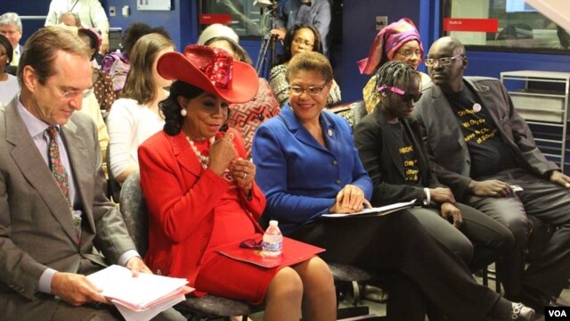 The ‘Chibok Girls Not Forgotten’ event brought together, from left, VOA Director David Ensor, U.S. Representatives Frederica Wilson and Karen Bass, escaped Chibok schoolgirl Patience Bulus and human rights lawyer Emmanuel Ogebe.