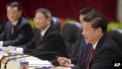 2015年11月7日中国国家主席习近平与台湾总统马英九在新加坡香格里拉饭店握手相见后发表讲话。