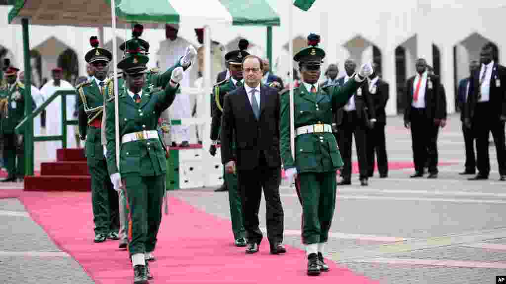 Le président français François Hollande, est accueilli à son arrivée à Abuja, au Nigeria, le samedi 14 mai 2016.