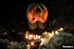 Một phụ nữ bày tỏ sự thương tiếc khi cô tham gia buổi lễ cầu nguyện cho các nạn nhân trong vụ xả súng hộp đêm Pulse.