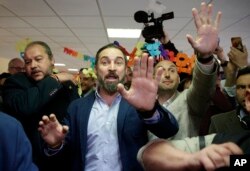 Santiago Abascal (centro) líder del partido de extrema derecha Vox, gesticula luego de votar en la elección general en Madrid, el domingo 28 de abril de 2019.