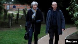 La primera ministra de Reino Unido, Teresa May y su esposo Phillip salen de la iglesia en Sonning, Gran Bretaña, el seis de enero del 2019