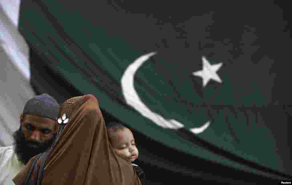 پاکستان کے مختلف شہروں کے گلی، کوچوں میں عمارتوں اور گھروں پر قومی پرچم لہرائے گئے ہیں۔