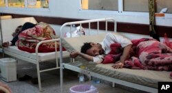 FILE - People are treated for suspected cholera infection at a hospital in Sana'a, Yemen, May. 15, 2017.