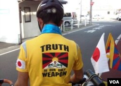 仁波雅克穿著的單車衫背面印上「真相是我們唯一的武器(Truth is our only Weapon)」