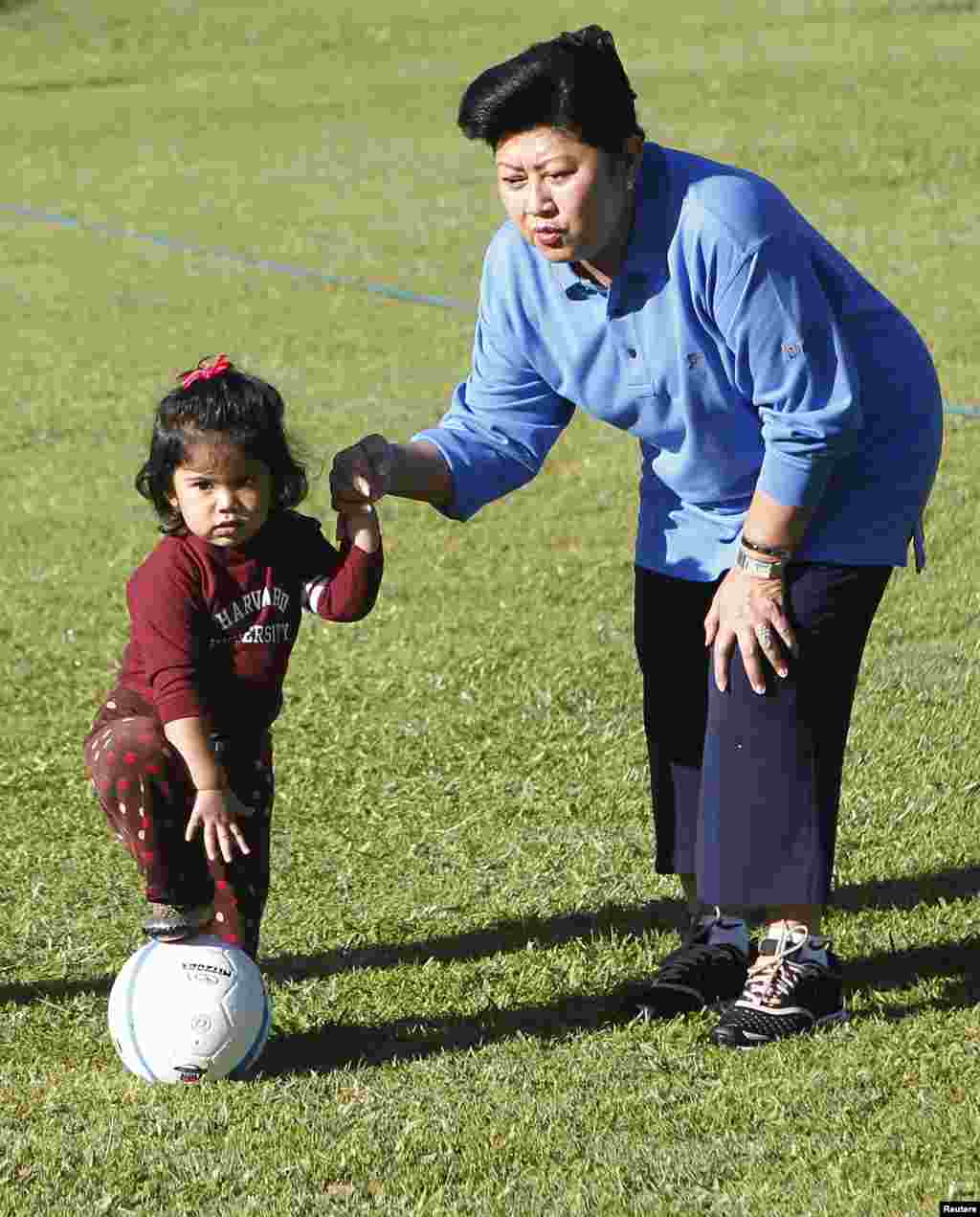Ibu Ani Yudhoyono dan cucunya, Almira Tunggadewi (kiri) dalam acara olahraga bersama di Istana Cipanas, Jawa Barat, 18 Juni 2010. (Foto: Supri/Reuters)