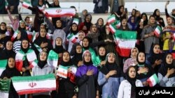 تعدادی از زنان بعد از ۳۶ سال برای اولین بار برای تماشای بازی فوتبال تیم ملی ایران برابر بولیوی به ورزشگاه آزادی راه یافتند