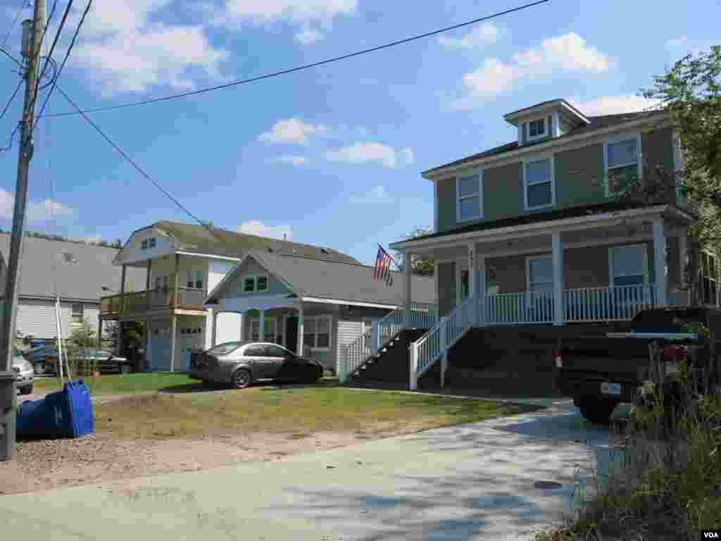 Norfolk city government is taking aggressive steps to adapt to rising waters, elevating some houses on higher brick foundations at flood hot spots. (Rosanne Skirble/VOA) 