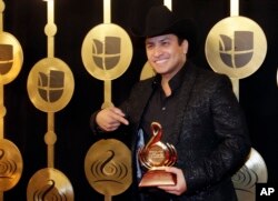 Julión Álvarez, posa con su Premio Lo Nuestro de los Latin Music Awards, que ganó en febrero de 2017, en Miami, como Mejor Artista de Banda del Año.